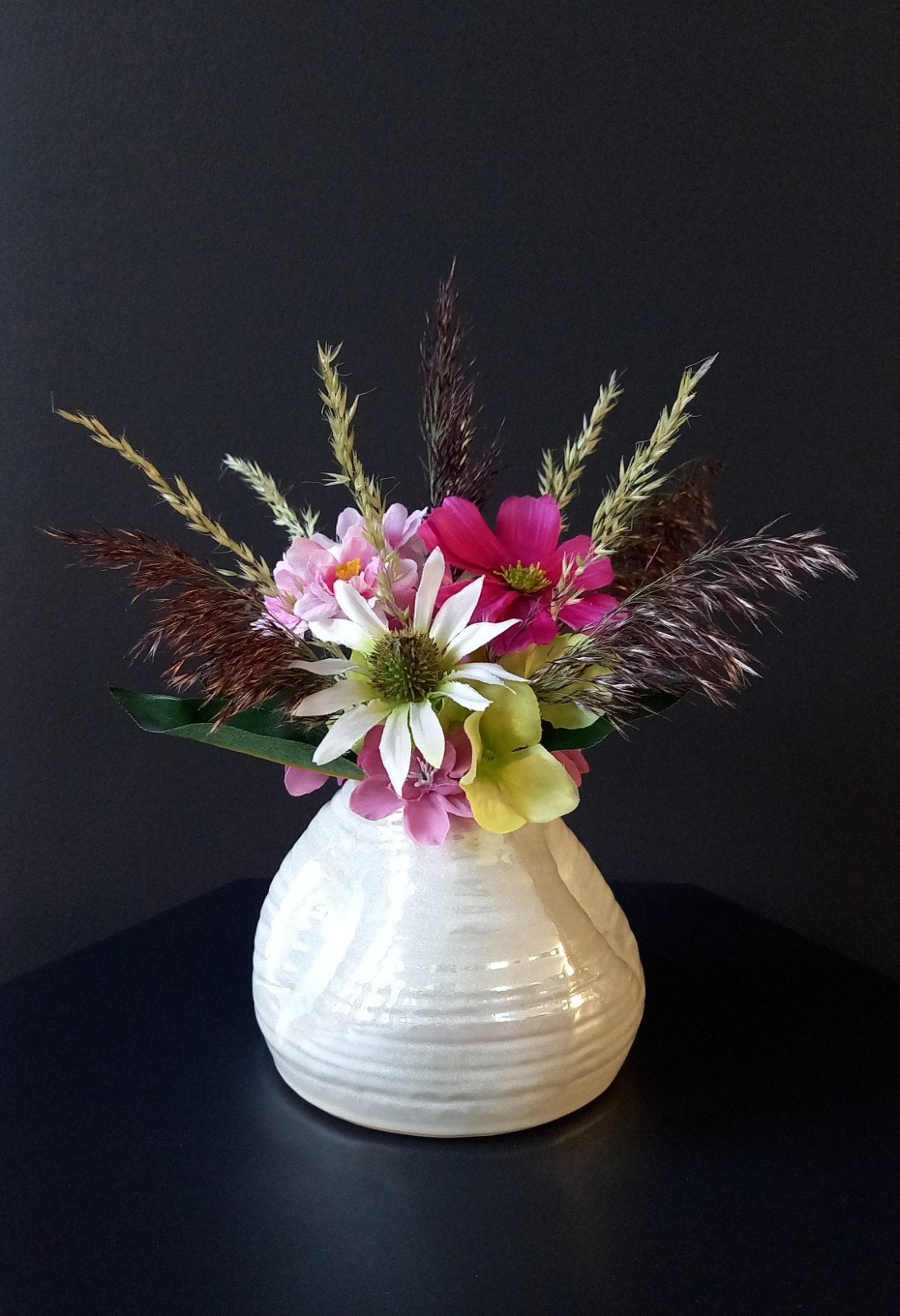 Kunst- Droogbloemen gebonden boeket met wit parelmoer vaas, Ophalen, Inclusief kunstbloemen, Nieuw, Boeket