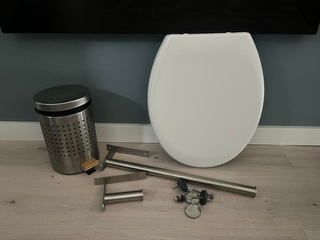 Toiletbril, prullenbak en diverse RVS badkameraccessoires, Huis en Inrichting, Emmers, Ophalen of Verzenden, Gebruikt, RVS, Met deksel