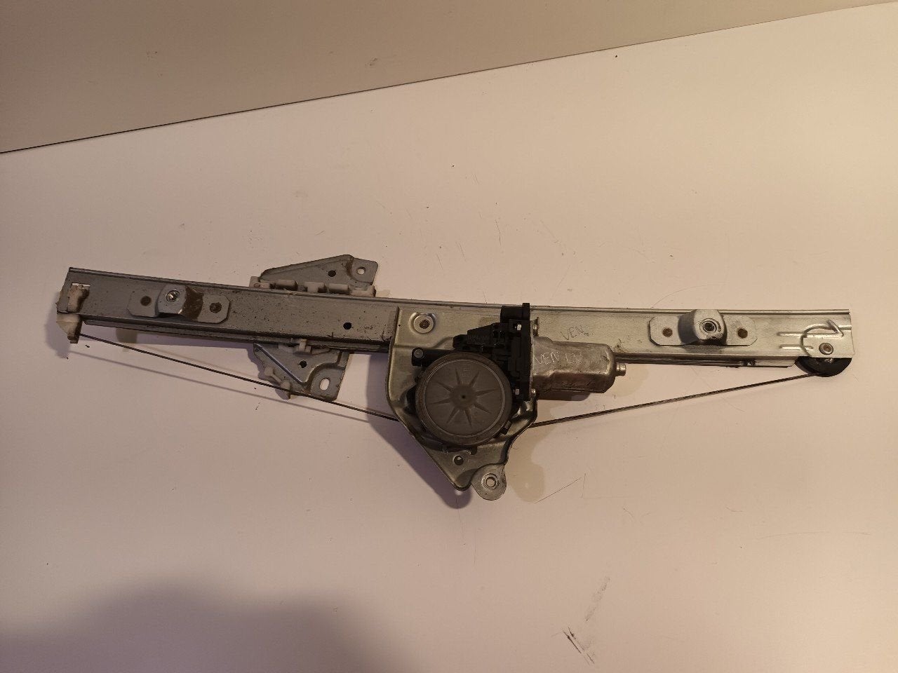 Raammechaniek elektrisch links voor Suzuki Grand Vitara, Onderdelen@venauto.nl, Van der Ven Autorecycling B.V., Gebruikt, Ettenseweg 76, 4706 PB Roosendaal, The Netherlands