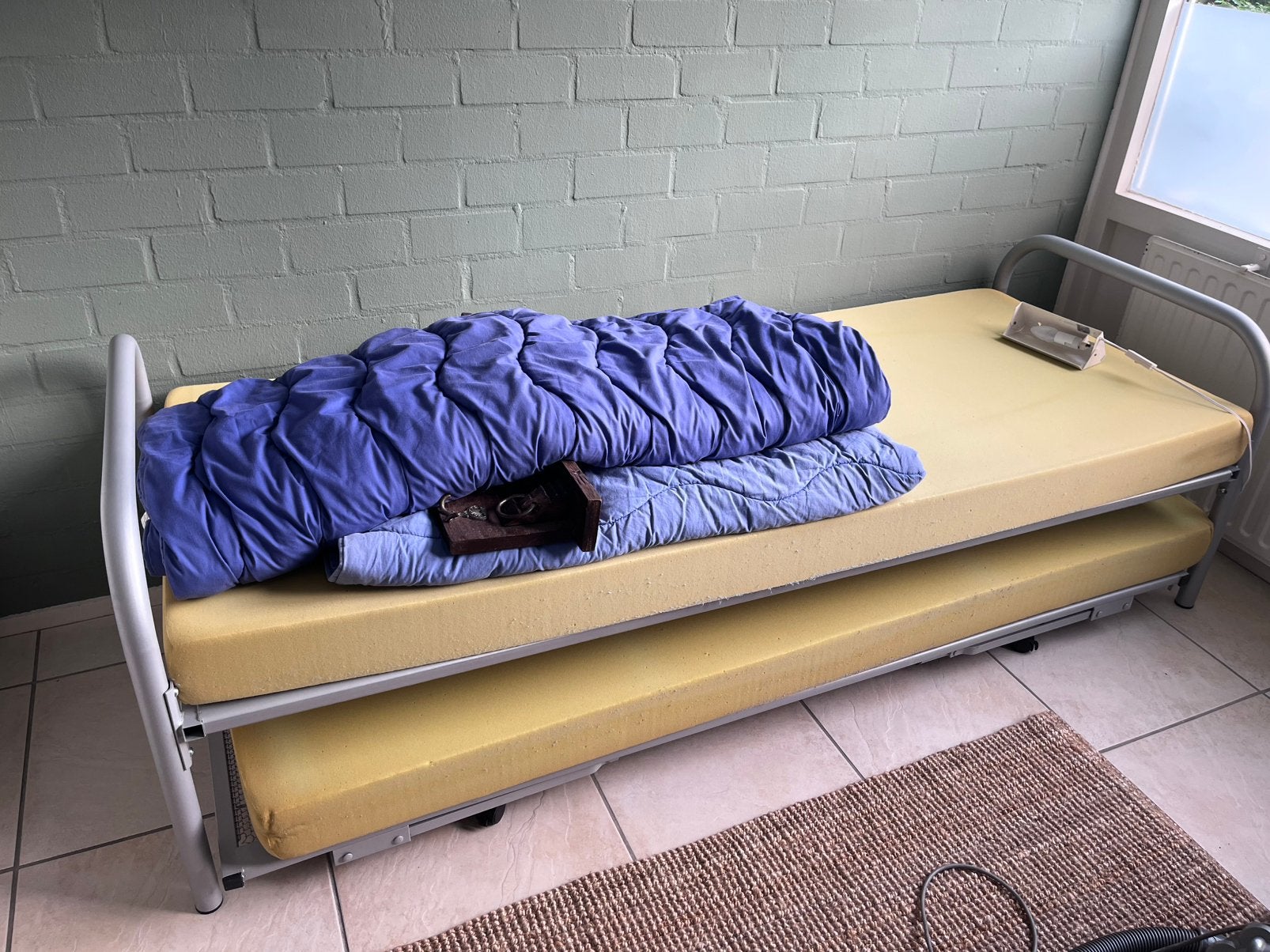 Gratis: Bed en onderschuifbed met schuimrubbermatras, Ophalen, Eenpersoons, Zo goed als nieuw, 80 cm