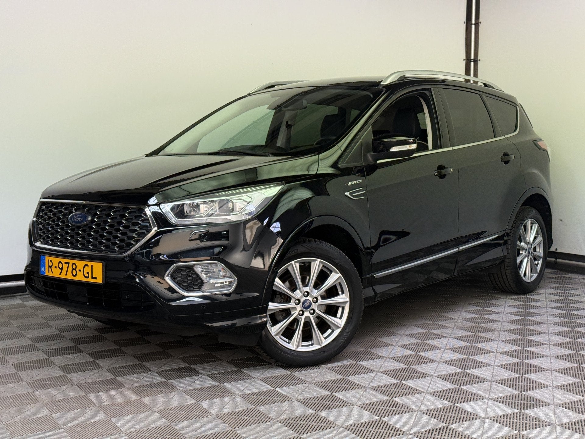 Ford Kuga 1.5 EcoBoost Vignale Zeer Compleet (bj 2018), Auto's, 4 cilinders, Zwart, Leder, Bedrijf