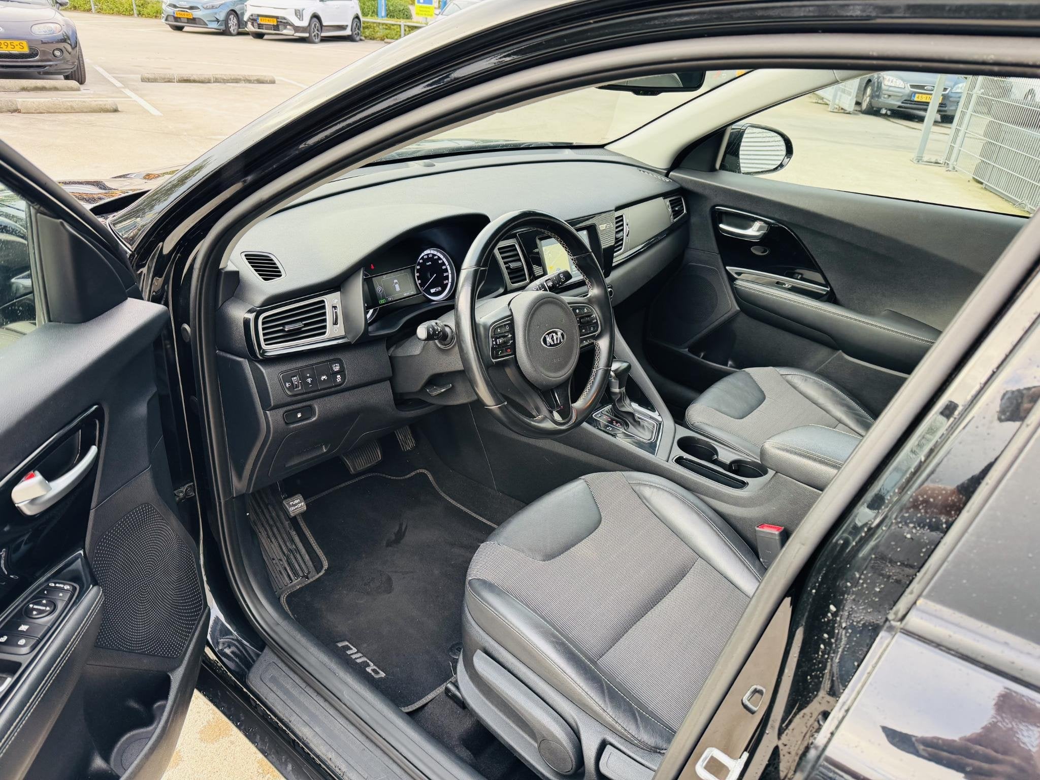 Kia Niro 1.6 GDi Hybrid DynamicLine Trekhaak | Clima | Cruis, Auto's, Gebruikt, Euro 6, Leder en Stof, Zwart