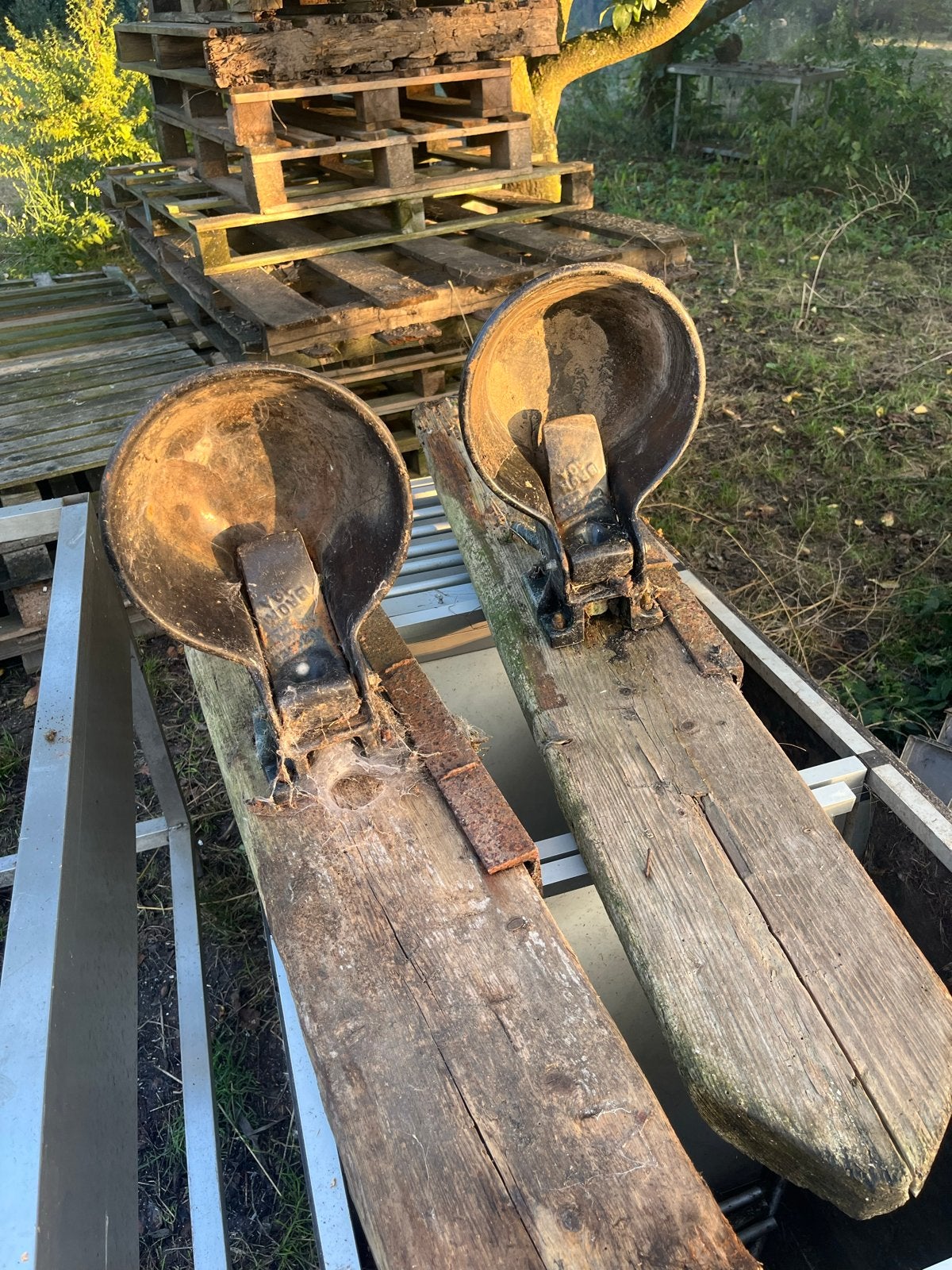 Antieke gietijzeren veedrinkbakken op houten plank, Dieren en Toebehoren, Ophalen of Verzenden