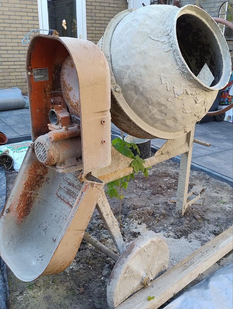 Goed werkende betonmolen. Inhoud 140 liter., Ophalen