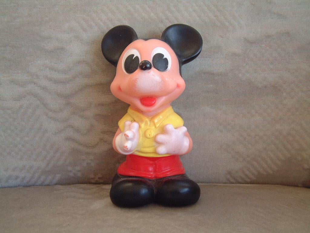 Oud piep popje Mickey Mouse Walt Disney productions -13 cm., Verzamelen, Ophalen of Verzenden, Mickey Mouse, Gebruikt, Beeldje of Figuurtje