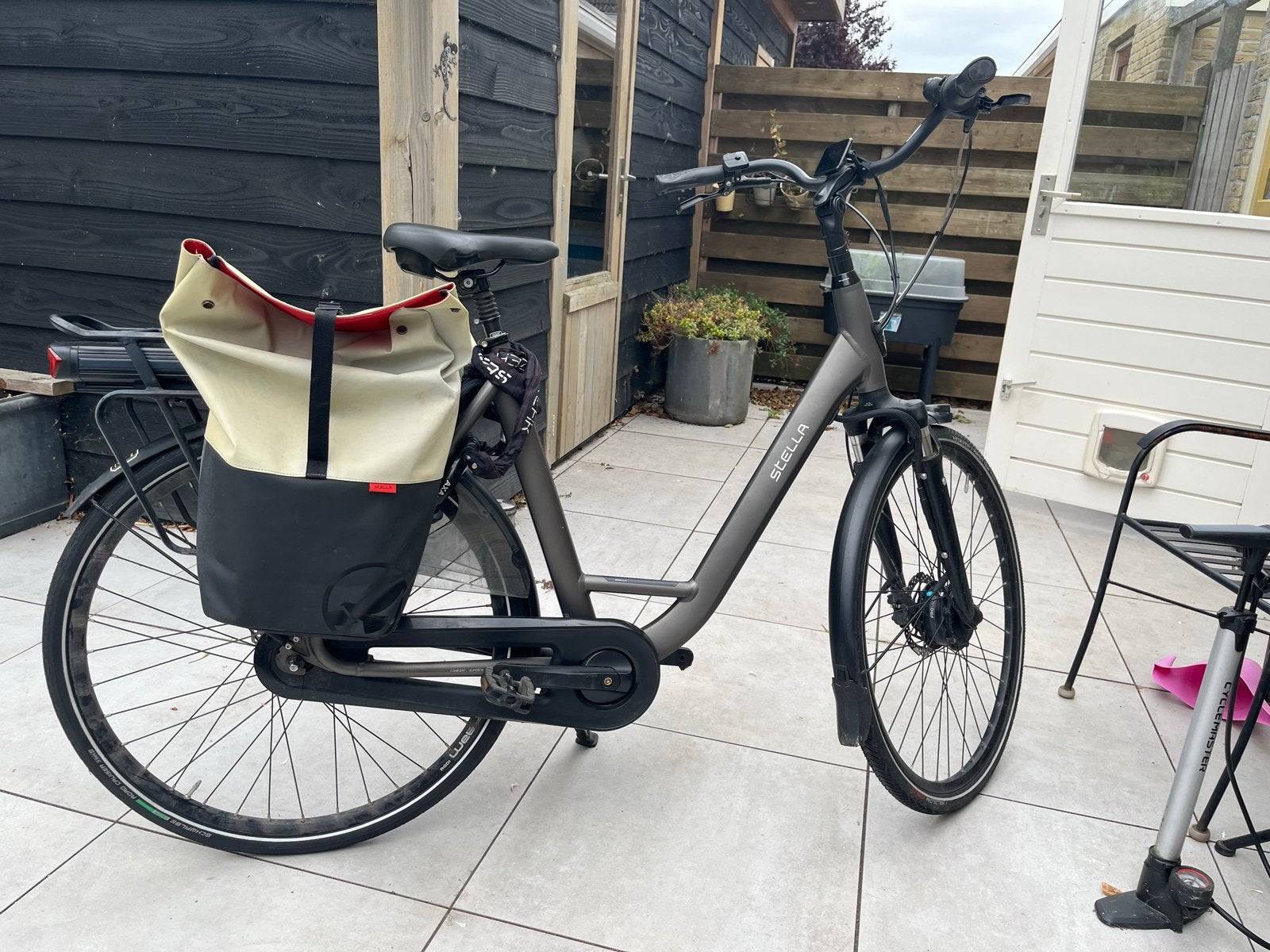 Stella e-bike met splinternieuwe accu, Zo goed als nieuw, 51 tot 55 cm, 50 km per accu of meer, Ophalen