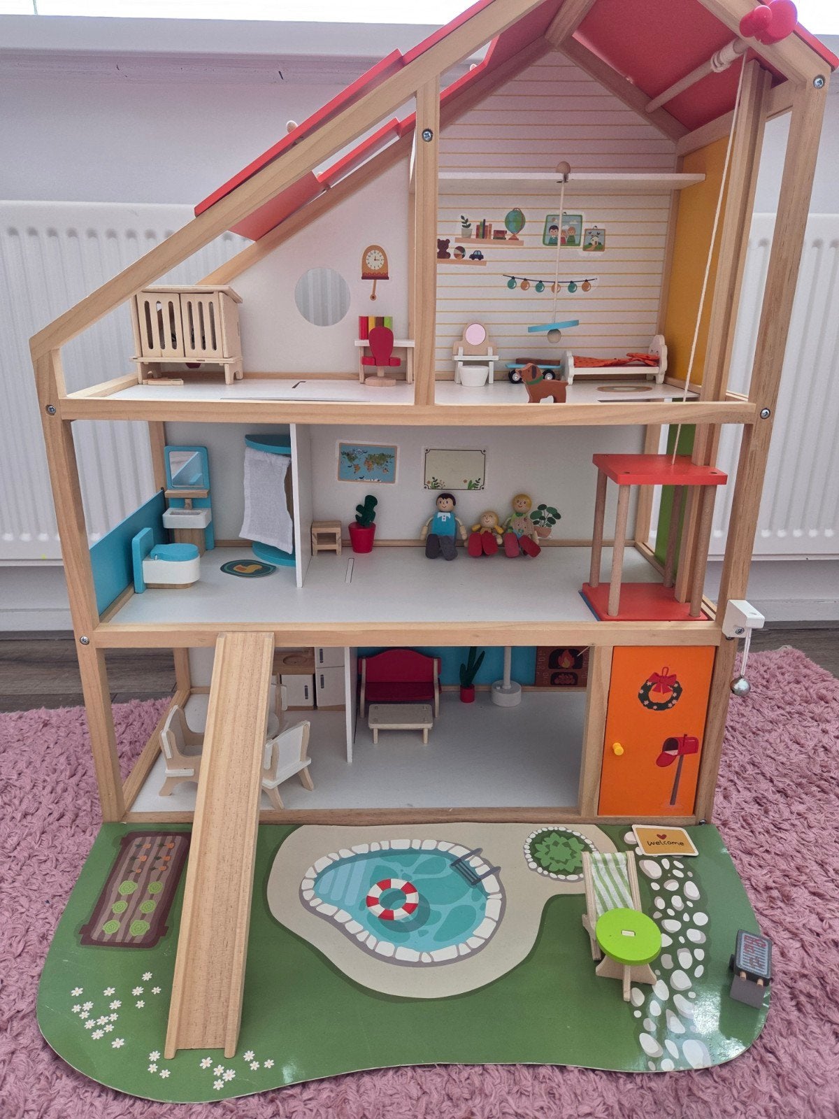 Groot houten poppenhuis met veel meubels en accessoires, Ophalen, Zo goed als nieuw