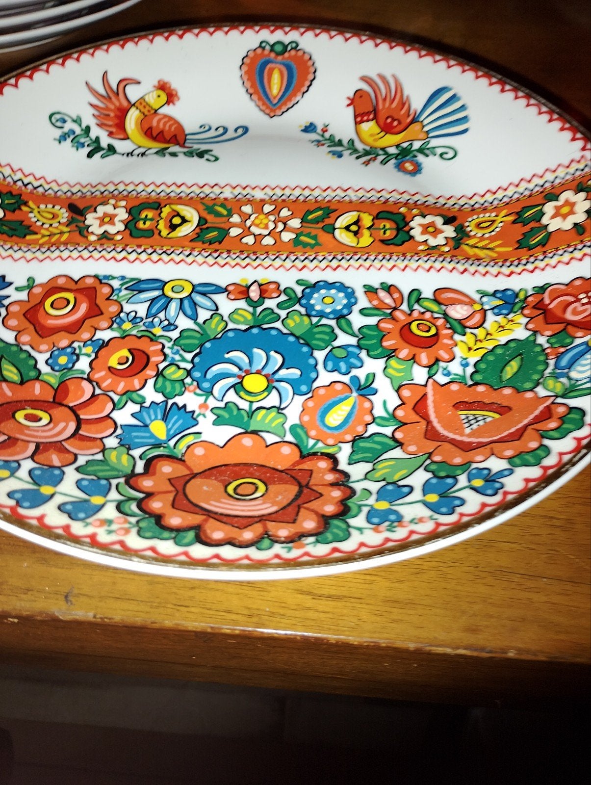 Decoratief bord met kleurrijk bloemen- en vogelmotief, Antiek en Kunst, Ophalen of Verzenden