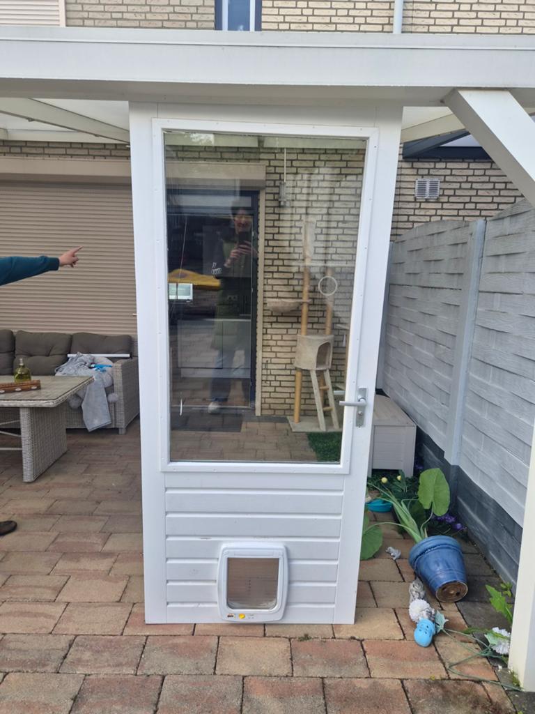GRATIS Witte tuindeur met glas en kattenluik, Doe-het-zelf en Verbouw, Deuren en Horren, Gebruikt, 80 tot 100 cm, Ophalen of Verzenden