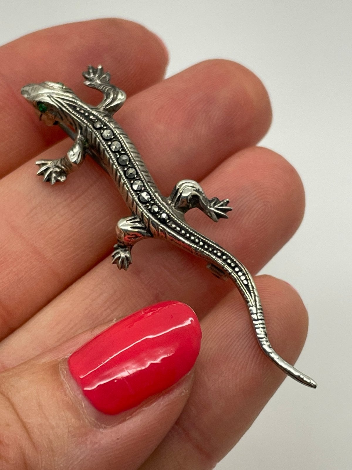 E818 Prachtige zilveren salamander broche, Ophalen of Verzenden, Zilver, Broche, Met edelsteen