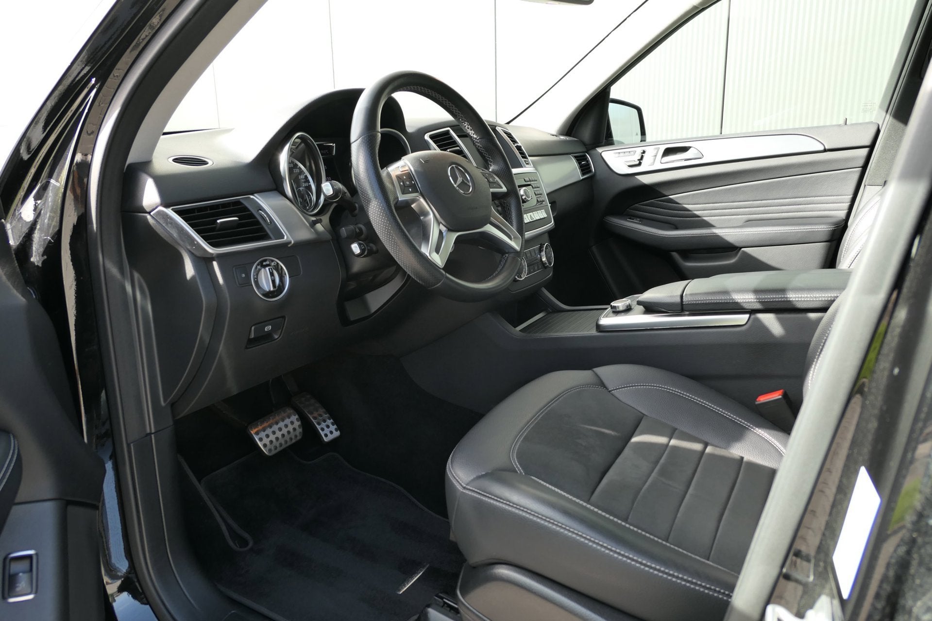 Mercedes-Benz M-klasse 350 Pano Dealer OND. Dirst+ Memory Na, Auto's, Automaat, Dealer onderhouden, Gebruikt, Zwart