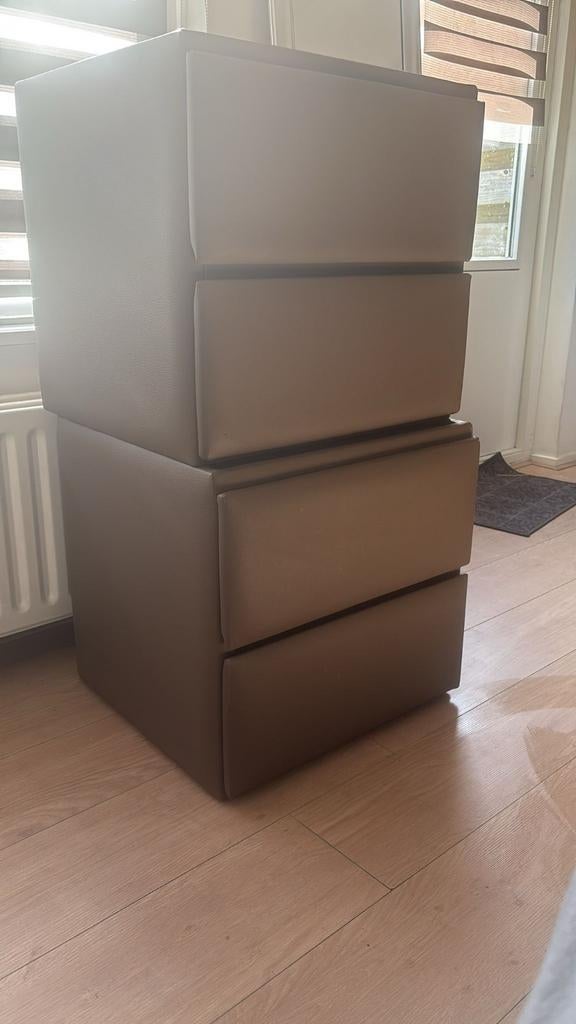 2x Taupe leder nachtkastjes met softclose, Huis en Inrichting, Slaapkamer | Nachtkastjes, Ophalen of Verzenden, Zo goed als nieuw
