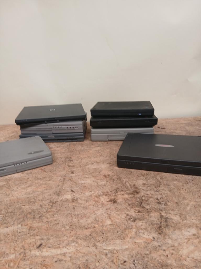 Partij oude laptops (25-30 stuks) diverse merken,, Computers en Software, Windows Laptops, Ophalen