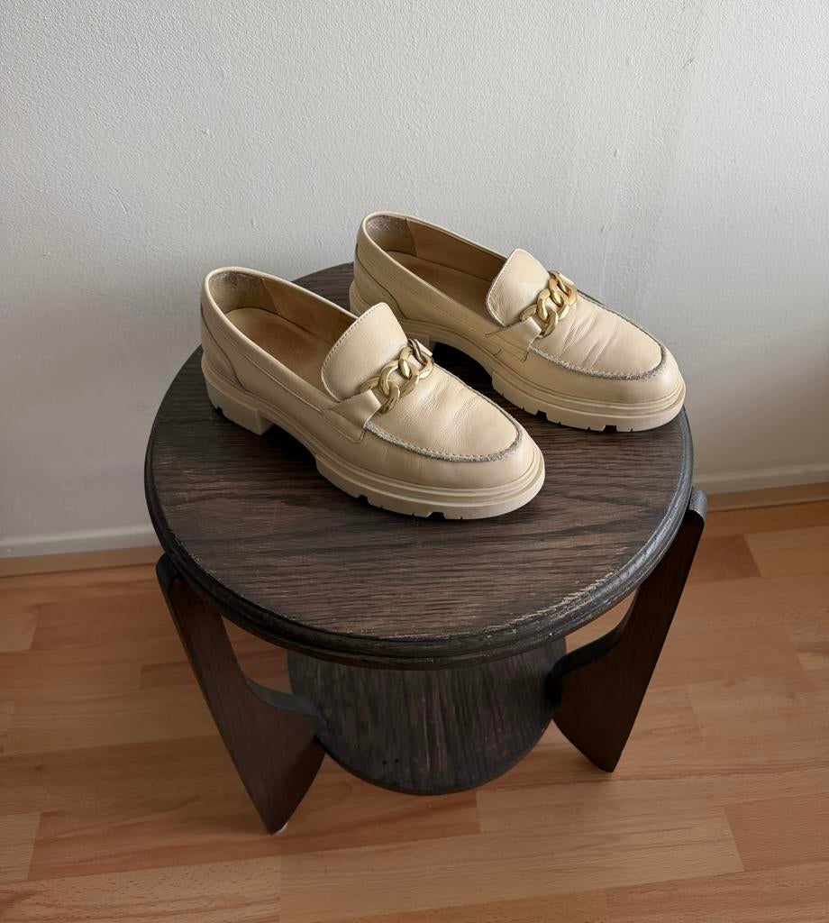 Beige leren loafers met goudkleurige gesp, maat 38, Ophalen of Verzenden, Zo goed als nieuw, Instappers, Beige
