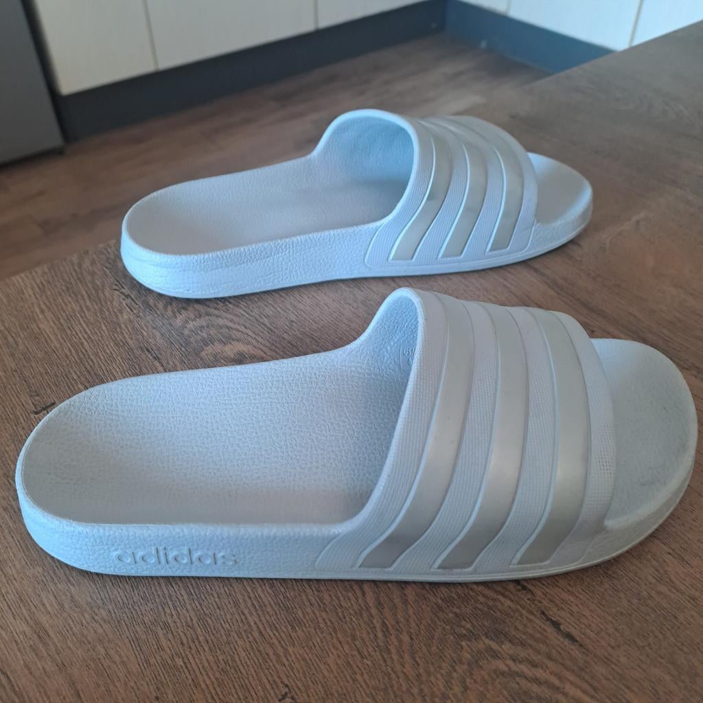 Grijze adidas slippers maat 39 ophalen in uden, Kleding | Dames, Schoenen, Ophalen, Zo goed als nieuw, Grijs