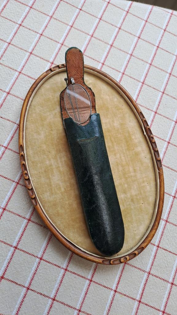 Brilletje in leren etuitje met naam BENOIT OPTICIEN A AGEN, Antiek en Kunst, Curiosa en Brocante, Verzenden