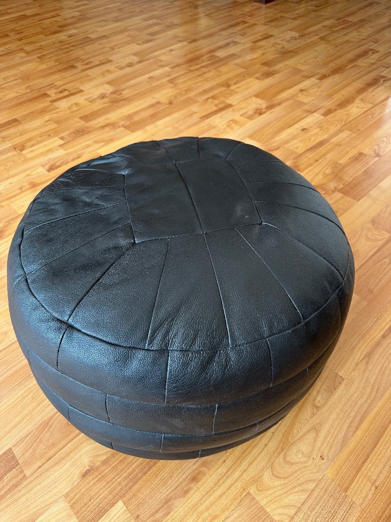 Zwarte leren poef, Ophalen, Minder dan 50 cm, Gebruikt, Rond