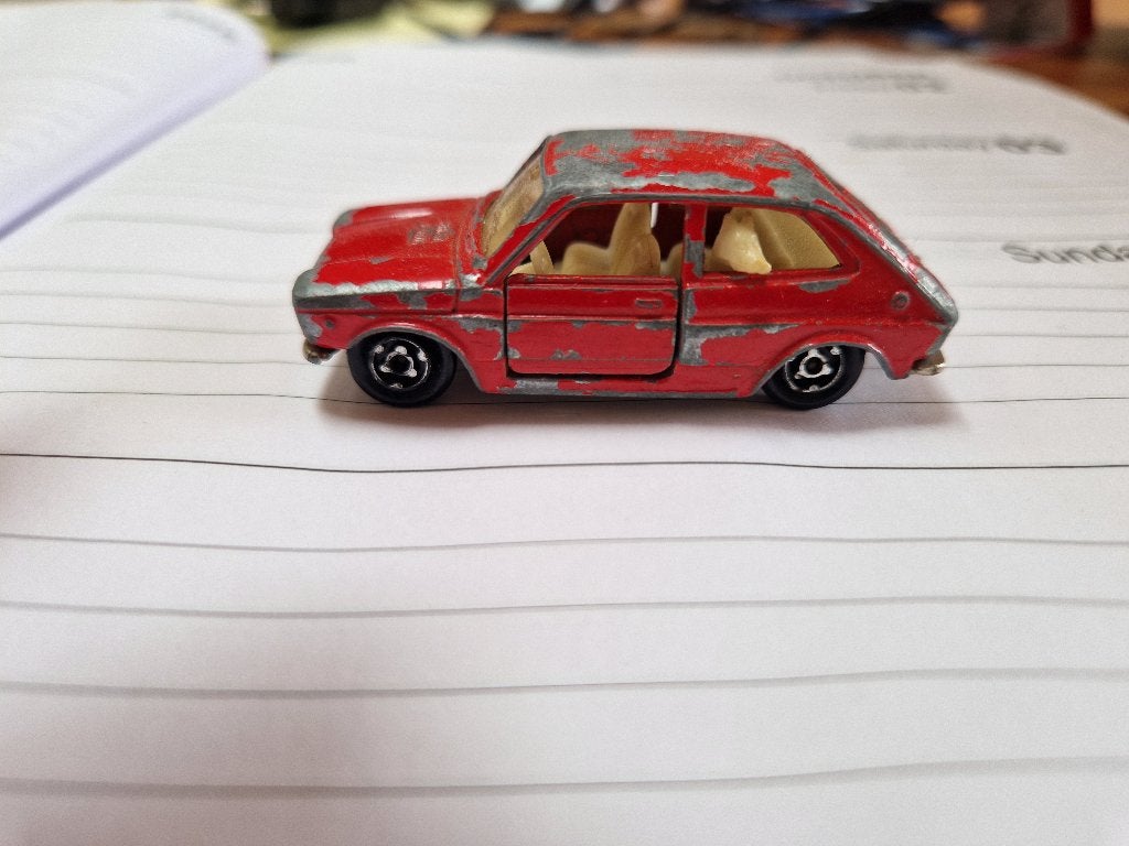 Fiat 127  2-drs model van majorette met hondje uit raam, Hobby en Vrije tijd, Ophalen of Verzenden, Gebruikt, Auto, Overige merken