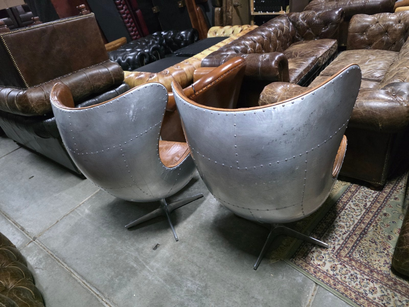 Set van 2 Aviator Egg Chairs - Leer & Aluminium + BEZORGING, Huis en Inrichting, Stoelen, Gebruikt, Twee, Bruin, .