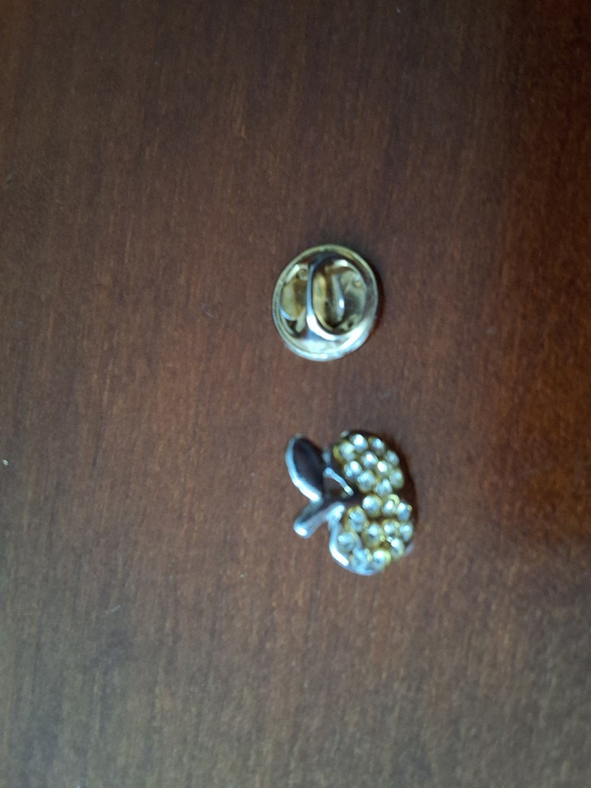 Appelbroche met strass-steentjes - Pin, Overige materialen, Gebruikt, Minder dan 4 cm, Ophalen of Verzenden