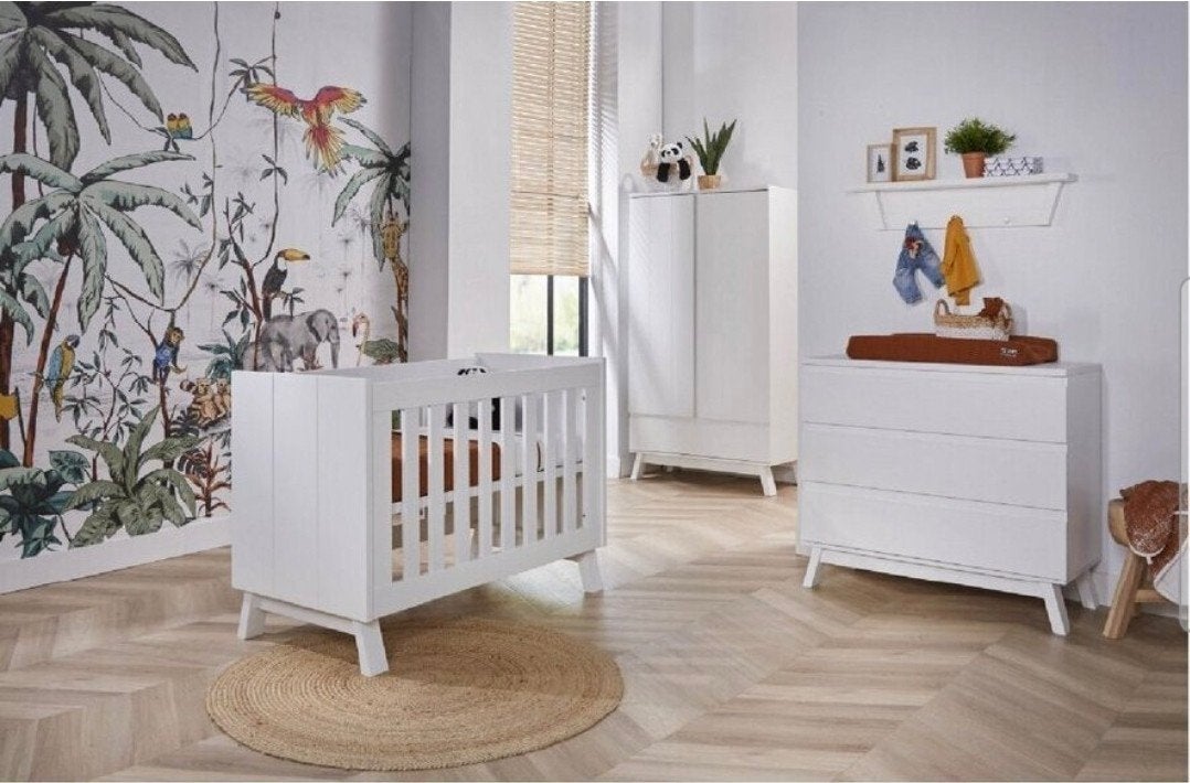Witte Babykamer Set: Ledikant, Commode en Kledingkast, Ophalen, Zo goed als nieuw, Ledikant