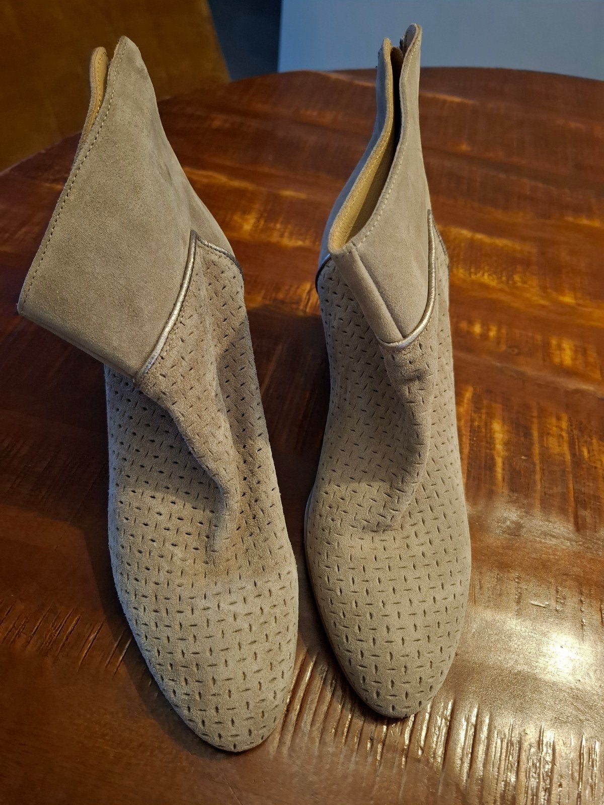 Nieuwe crème enkellaarsjes met suède buitenkant. Hakhoogte 7, Beige, Lage of Enkellaarzen, Nieuw, Ophalen of Verzenden
