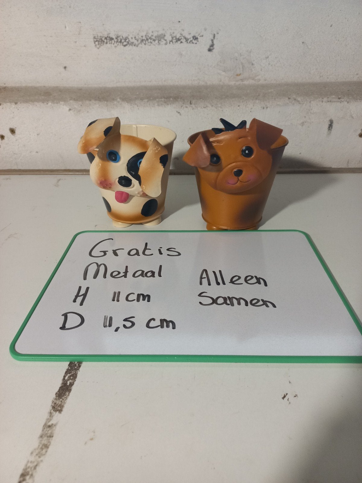 GRATIS 2 metalen bloempotjes met wiebel hoofd hond AFHALEN, Tuin en Terras, Ophalen, Overige materialen, Rond, Minder dan 40 cm