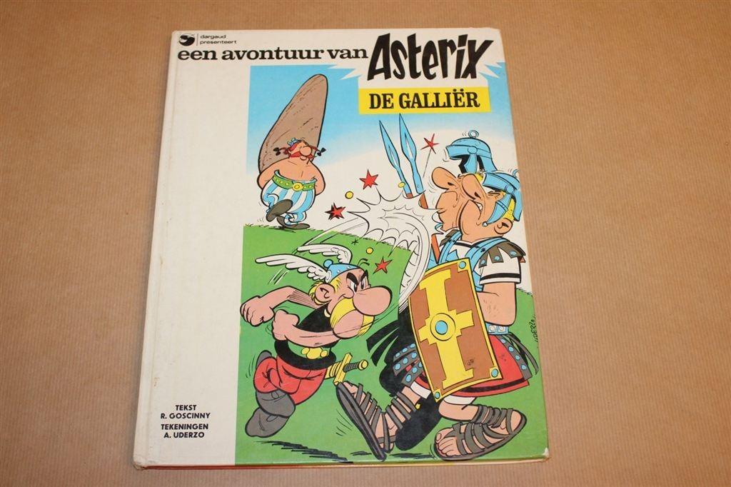 Asterix de Galliër & Het gouden snoeimes - dubbelalbum 1981, Eén stripboek, Ophalen of Verzenden, Zo goed als nieuw