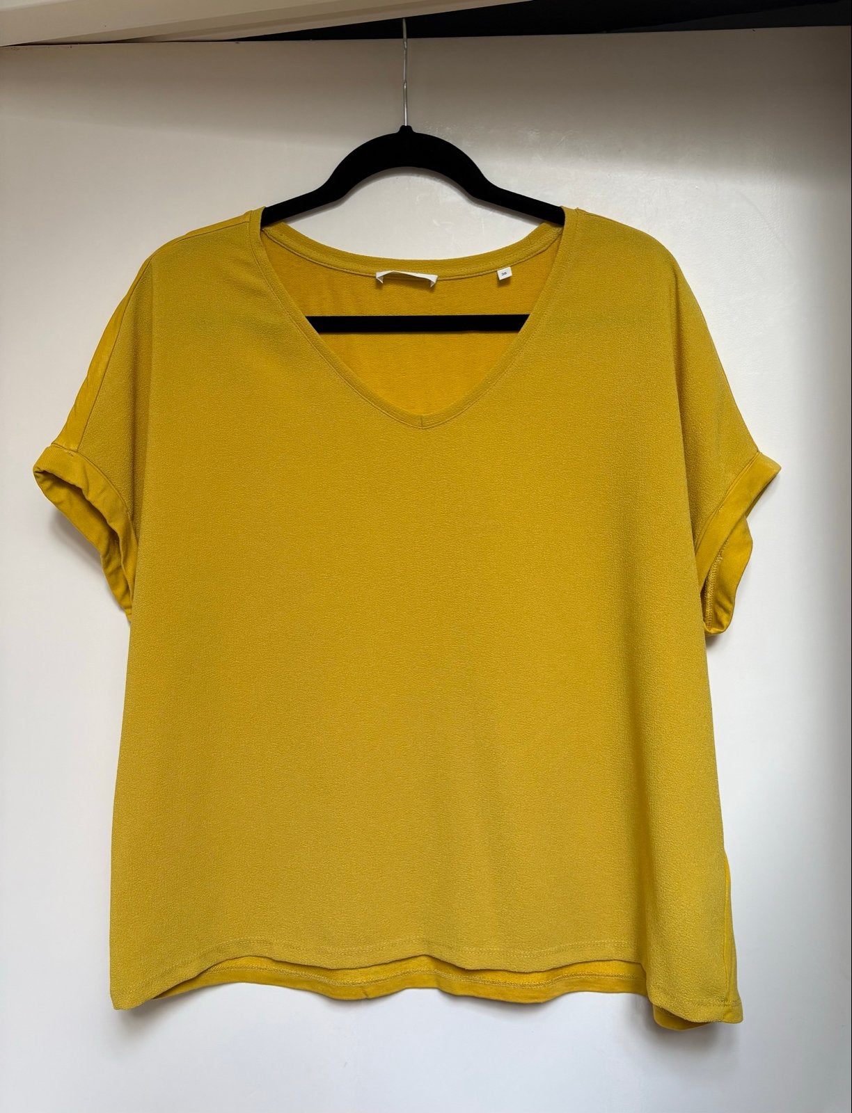 Opus Geel T-shirt met V-hals en Korte Mouwen - Maat 38, Maat 38/40 (M), Verzenden, Geel, Zo goed als nieuw