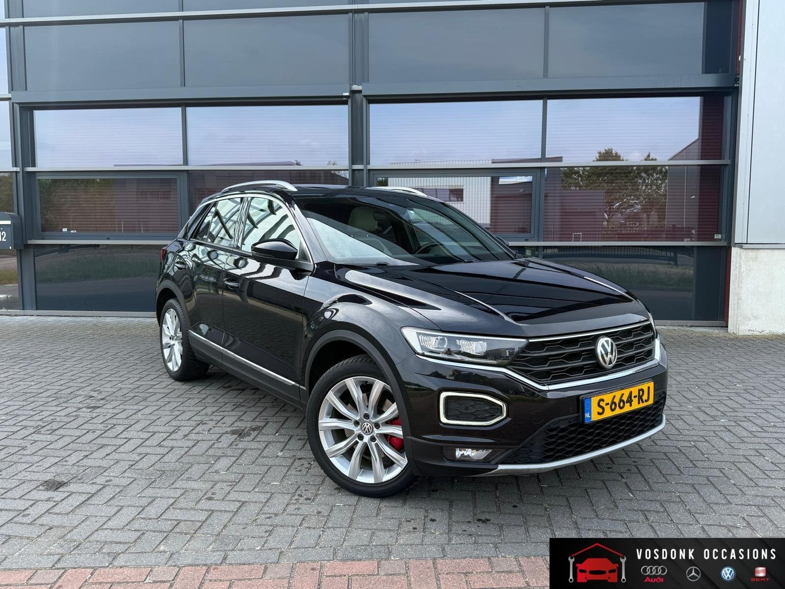 Volkswagen T-Roc 1.5 TSI Style Business/ Panorama dak/ Virtu, Euro 6, 4 cilinders, 150 pk, Zwart