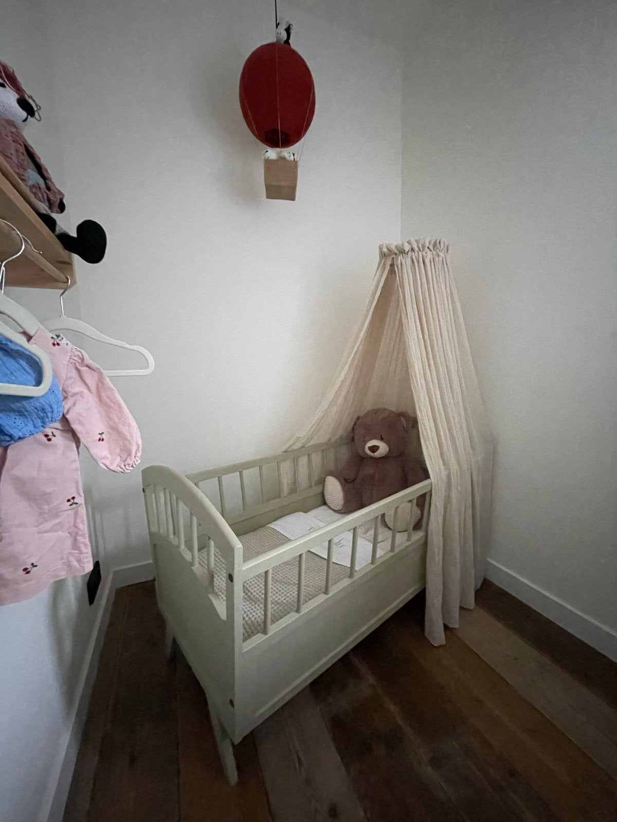 Vintage ledikantje met IKEA matras, sluier en piekstok, Ophalen, Zo goed als nieuw, Ledikant