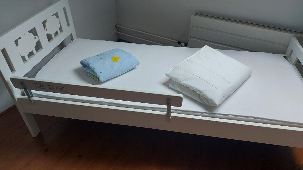 Peuterbedje IKEA KRITTER, Kinderen en Baby's, Kinderkamer | Bedden, Ophalen, 70 tot 85 cm, 140 tot 160 cm, Zo goed als nieuw