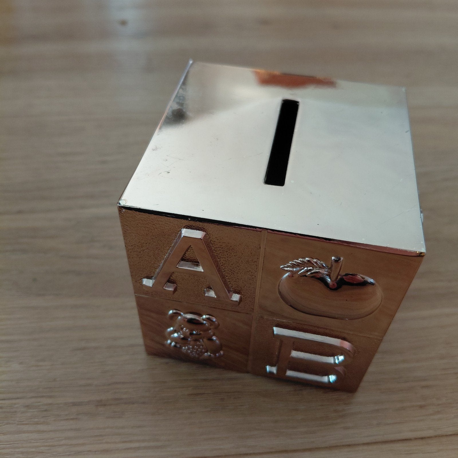 Zilverstad spaarpot kubus met letters en dieren, Verzamelen, Ophalen of Verzenden, Gebruikt, Overige materialen, Dier