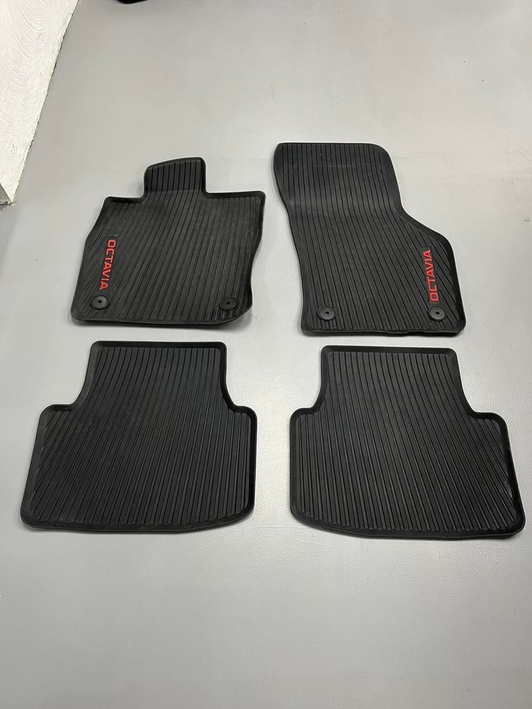 Originele rubberen automatten Skoda Octavia vanaf 2018, Ophalen of Verzenden, Zo goed als nieuw