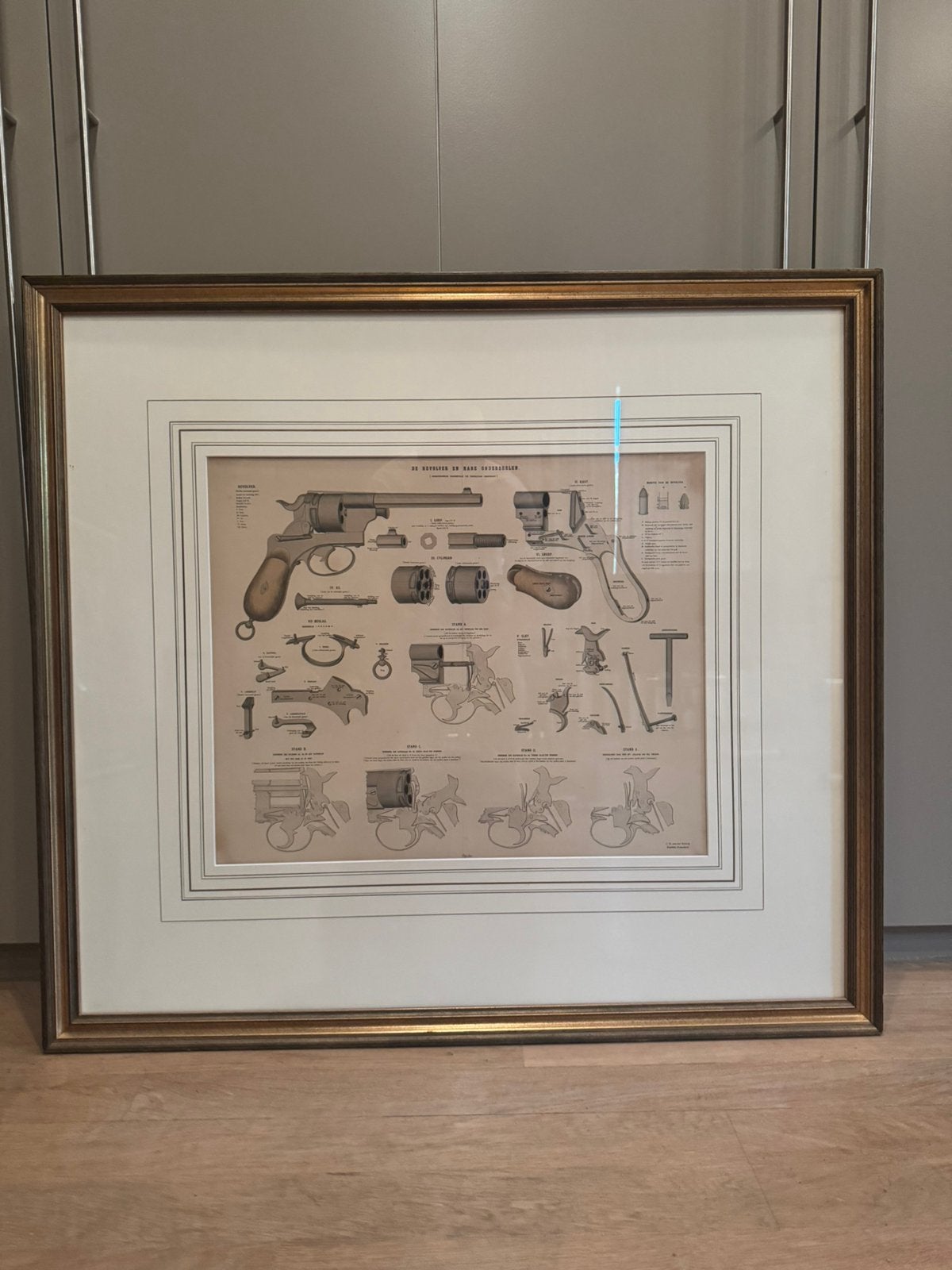 Revolver, Strijdwagen, kanonnen, speren, vele andere wapens, Antiek en Kunst, Kunst | Etsen en Gravures, Ophalen, Militair, Gravure