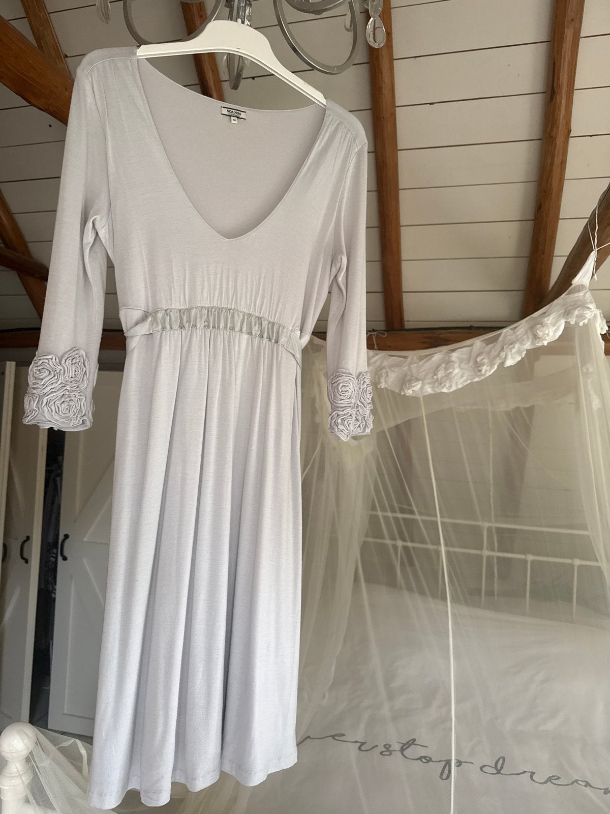 🤍Noa Noa jurk met rozen details - Maat M, Kleding | Dames, Jurken, Maat 38/40 (M), Ophalen of Verzenden, Zo goed als nieuw, Knielengte