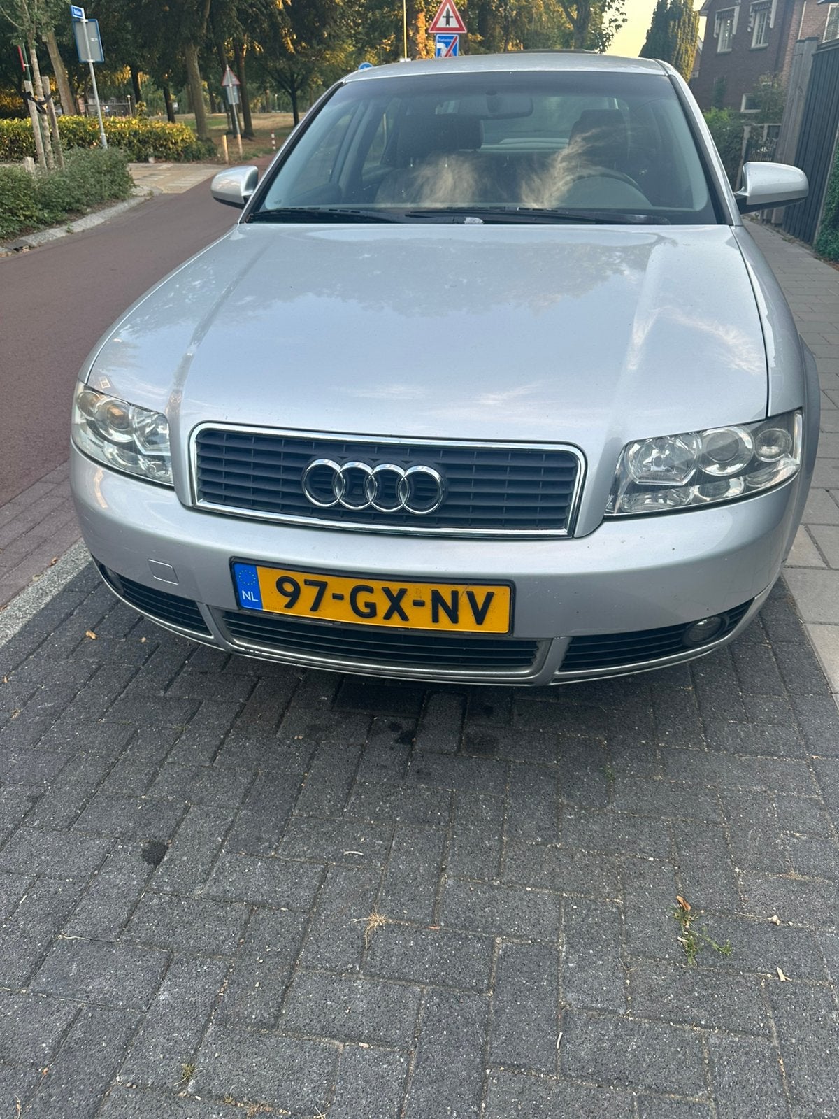 Audi A4 2.0 96KW AUT 2001 Grijs, Auto's, Audi, Stof, 4 cilinders, 1984 cc, A4