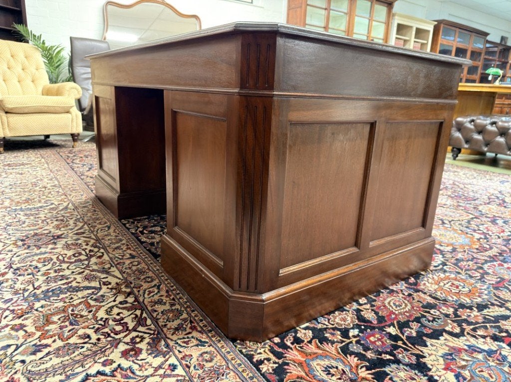 Foto 9 van Klassiek Engels Bureau met Bureaustoel