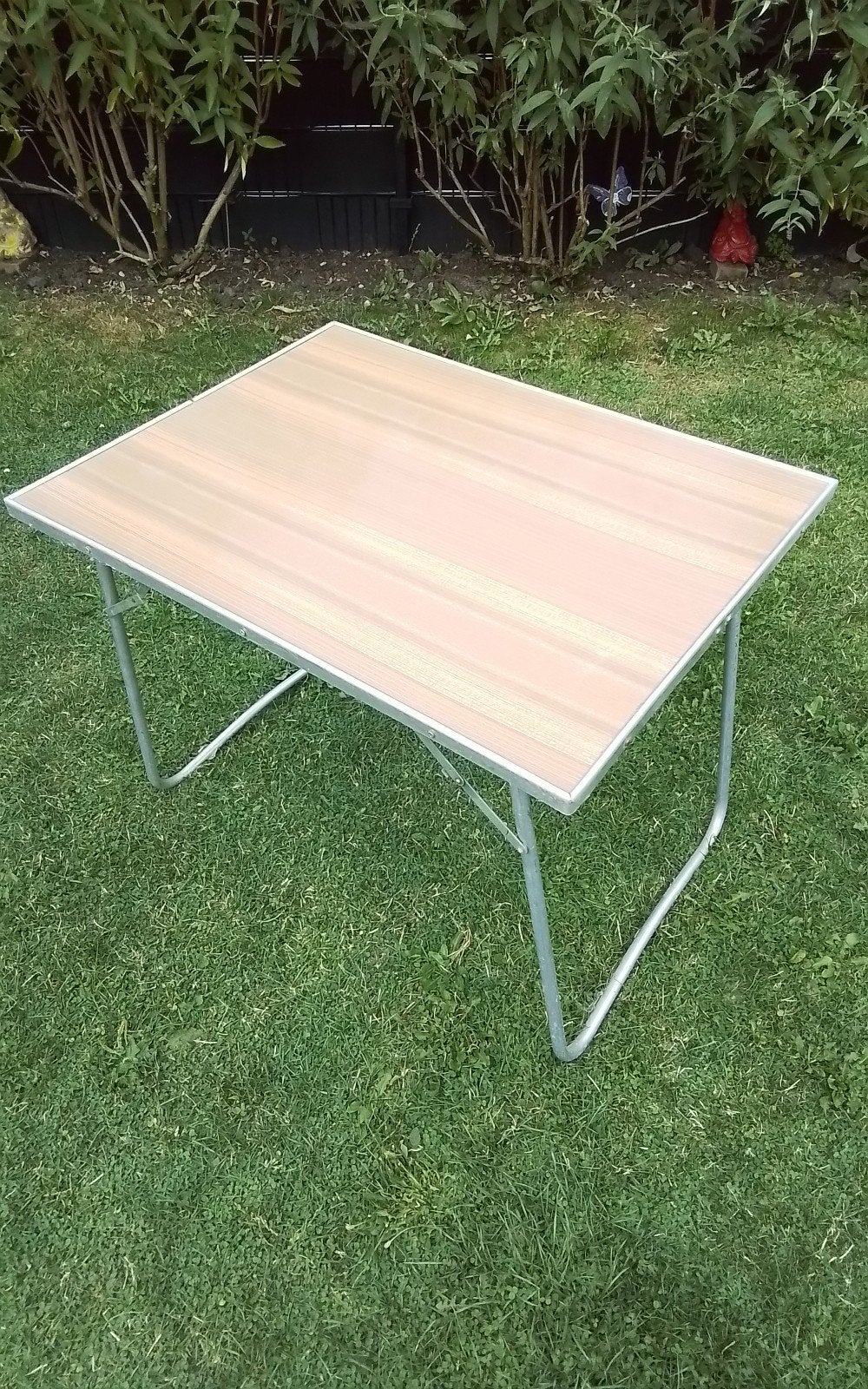 💐VINTAGE CAMPINGTAFEL BRUIN FORMICA BLAD INKLAPBAAR, Ophalen, Gebruikt, Campingtafel
