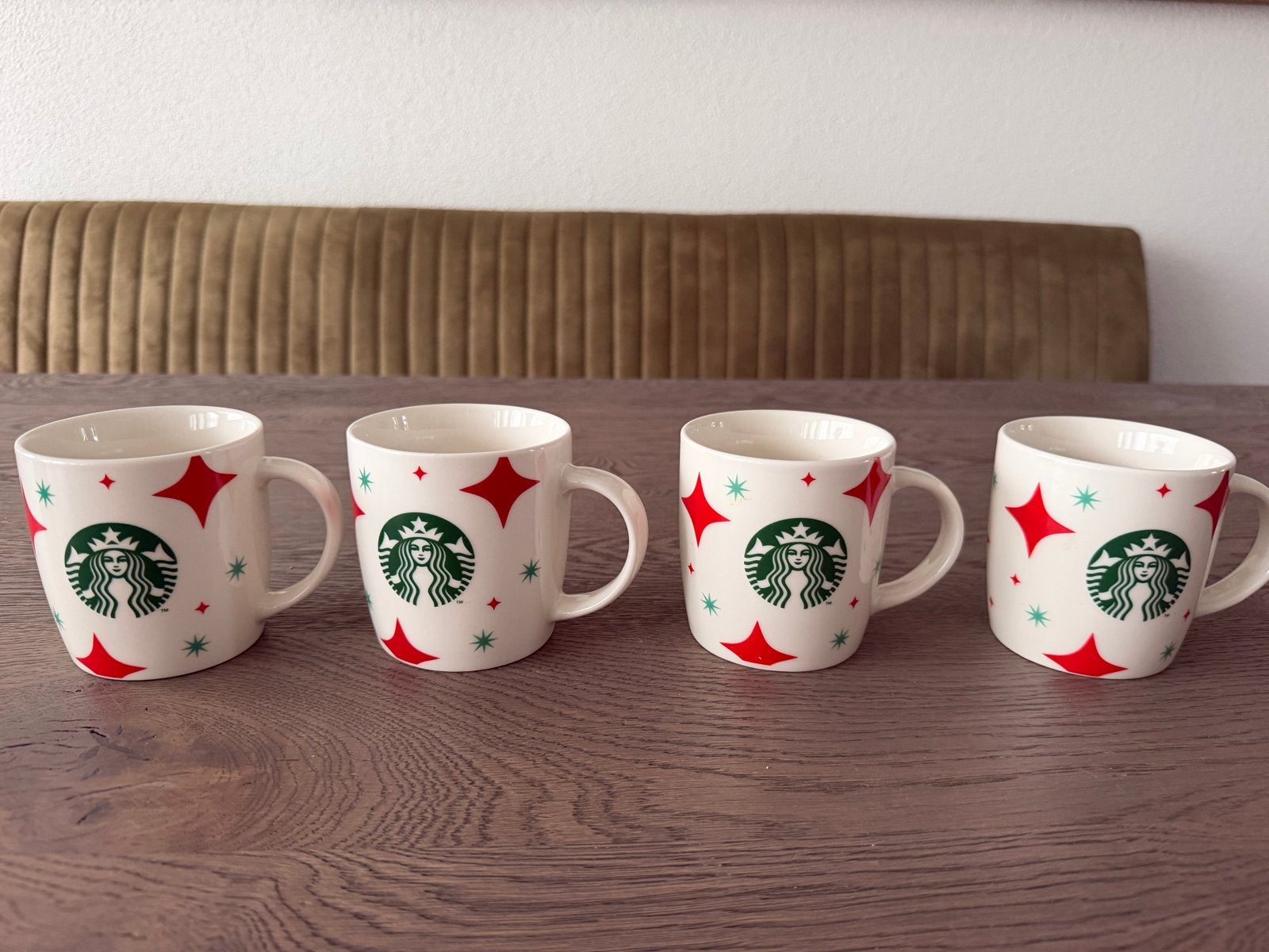 Set van 4 Starbucks mokken - Kersteditie, Overige typen, Ophalen of Verzenden, Zo goed als nieuw, Steen/keramiek