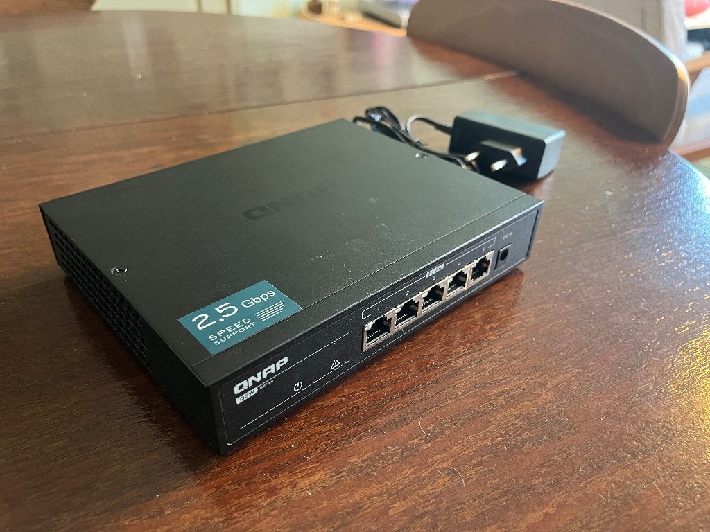 Qnap QSW 1105-5T 2.5G switch, Ophalen of Verzenden, Zo goed als nieuw