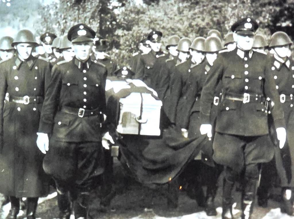 T.k. Gevraagd: Donker Politie Uniform WW2 compleet., Verzamelen, Ophalen, Nederland, Kleding of Schoenen