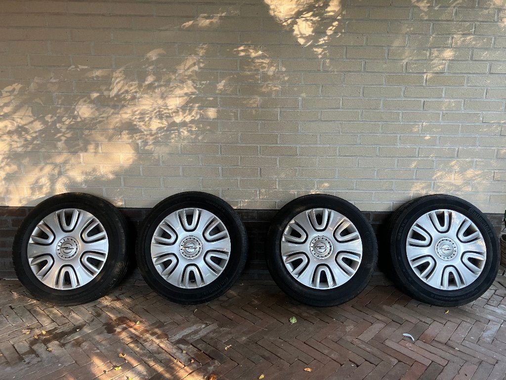 Nette Opel Agila bandenset met originele wieldoppen, Ophalen, Gebruikt, 15 inch, 185 mm