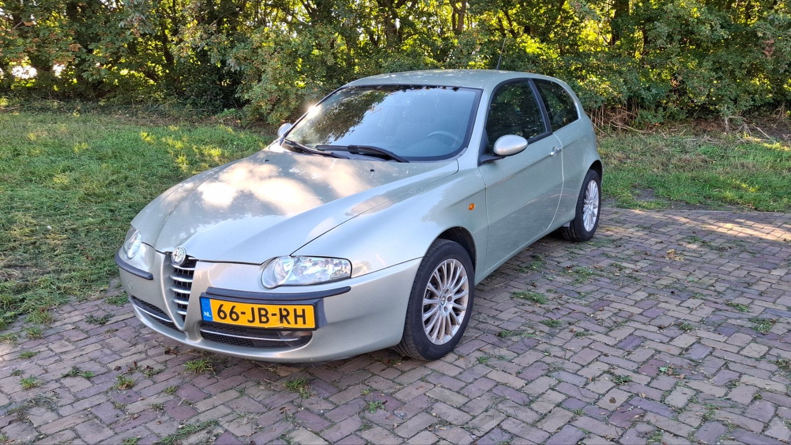 Alfa Romeo 147 1.6 T.spark 16V 77KW 3DR 2002 Grijs groen, Auto's, Voorwielaandrijving, 4 cilinders, 1165 kg, 400 kg