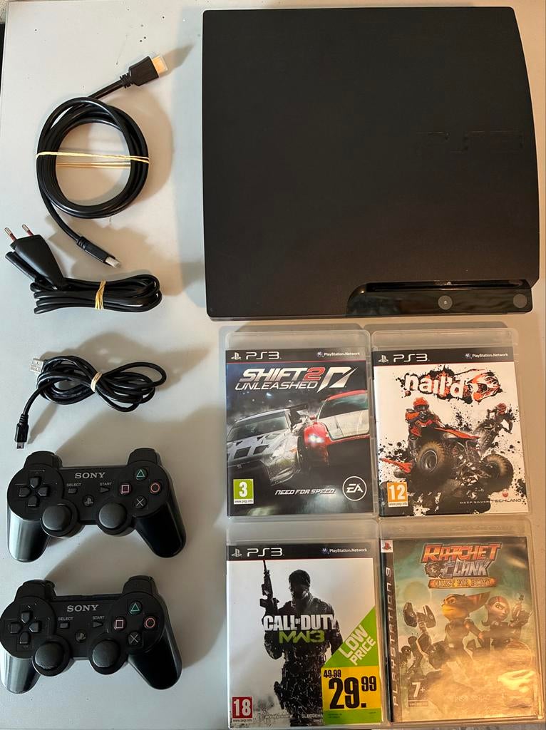 PlayStation 3 Slim met 2 controllers en 4 games, Gebruikt, Vanaf 18 jaar, Racen en Vliegen, 2 spelers
