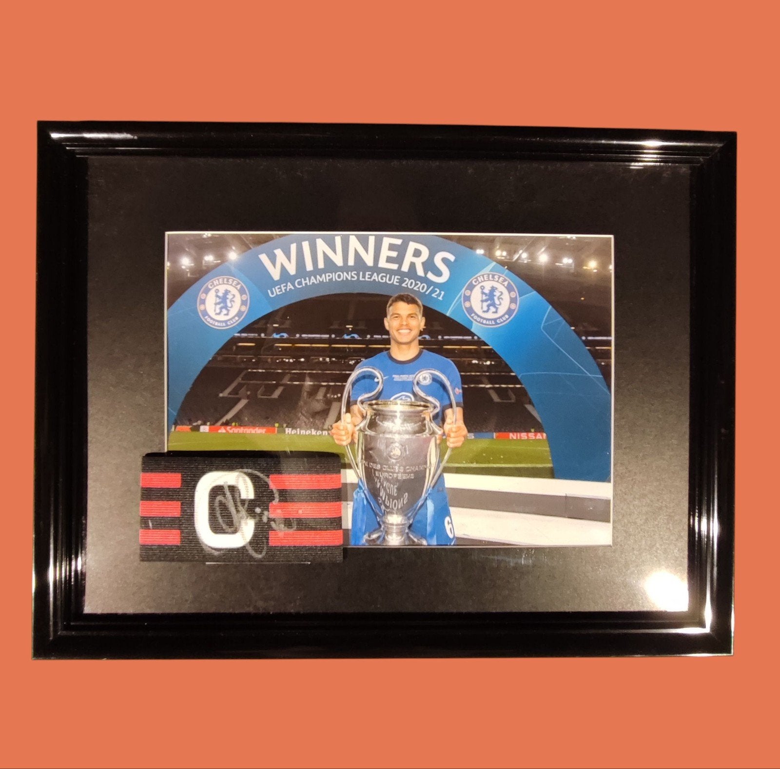 Ingelijste aanvoerdersband gesigneerd door Thiago Silva COA, Verzamelen, Sportartikelen en Voetbal, Ophalen of Verzenden, Zo goed als nieuw