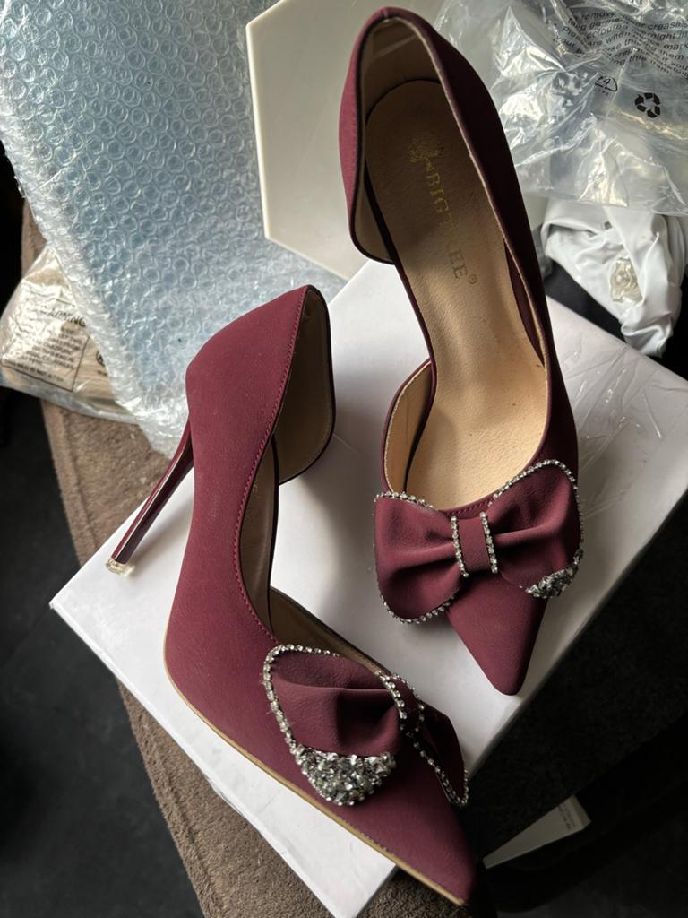 Elegante bordeauxrode pumps met strik en strass, Ophalen of Verzenden, Zo goed als nieuw, Rood, Pumps