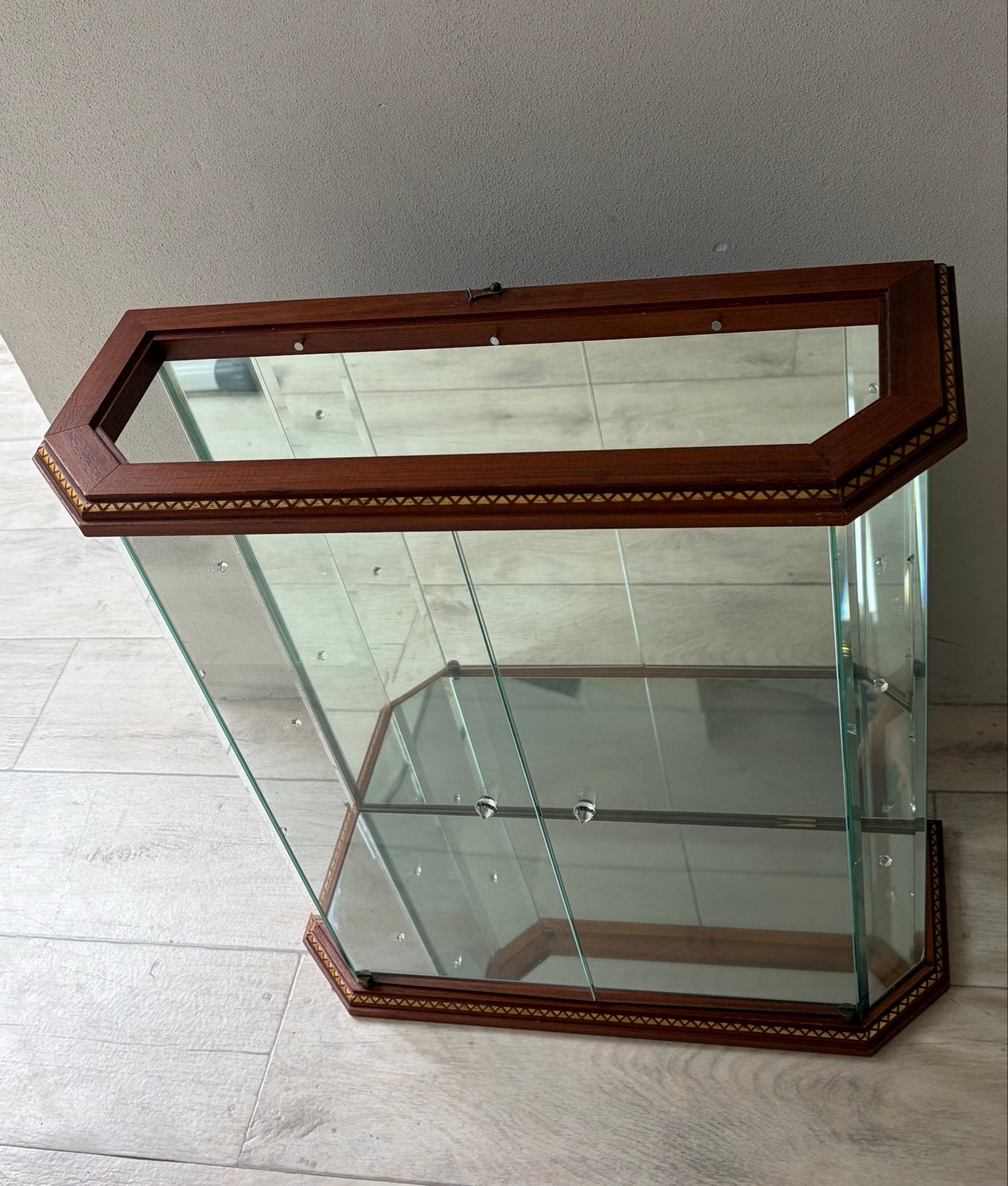 Klassieke Zeshoekige Hangvitrine met Spiegelachterwand, Ophalen, Gebruikt, 50 tot 100 cm, Minder dan 25 cm