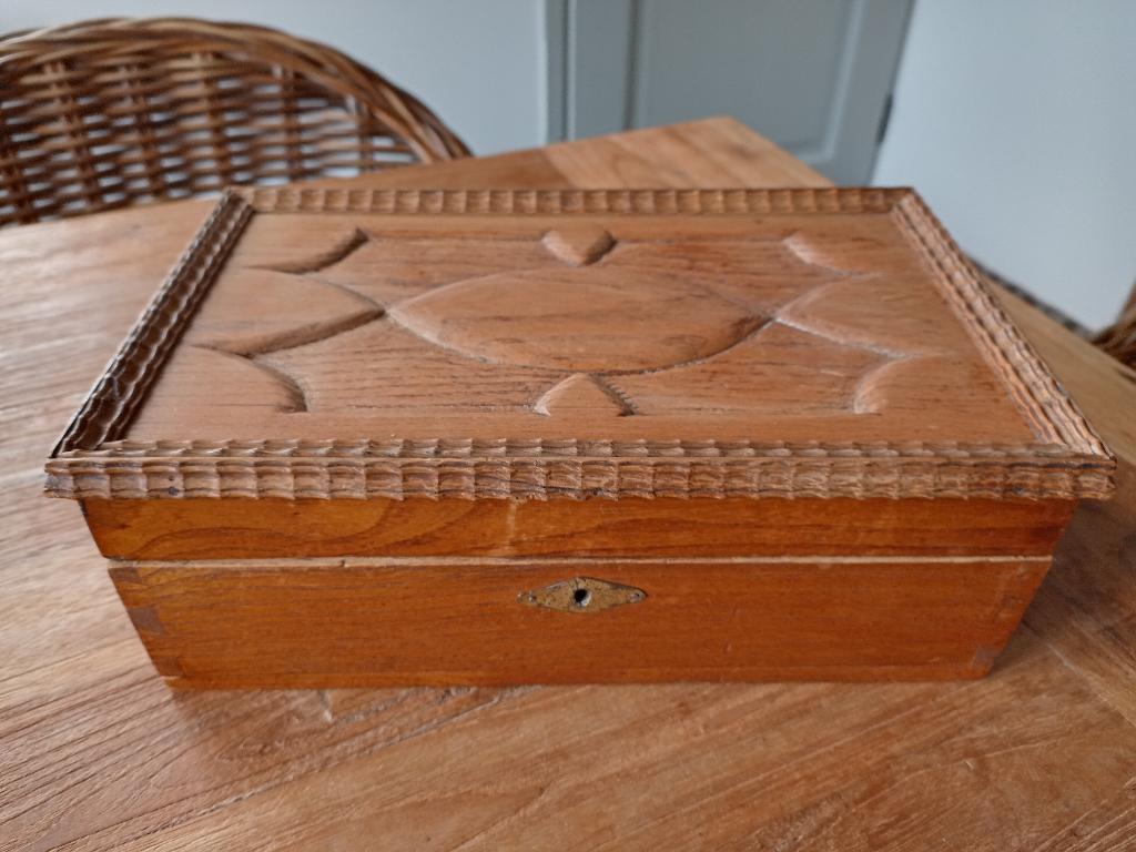 mooie sierlijke kist, 2 vakjes hout, Huis en Inrichting, Woonaccessoires | Kisten, Minder dan 50 cm, Gebruikt, 50 tot 100 cm, Ophalen of Verzenden