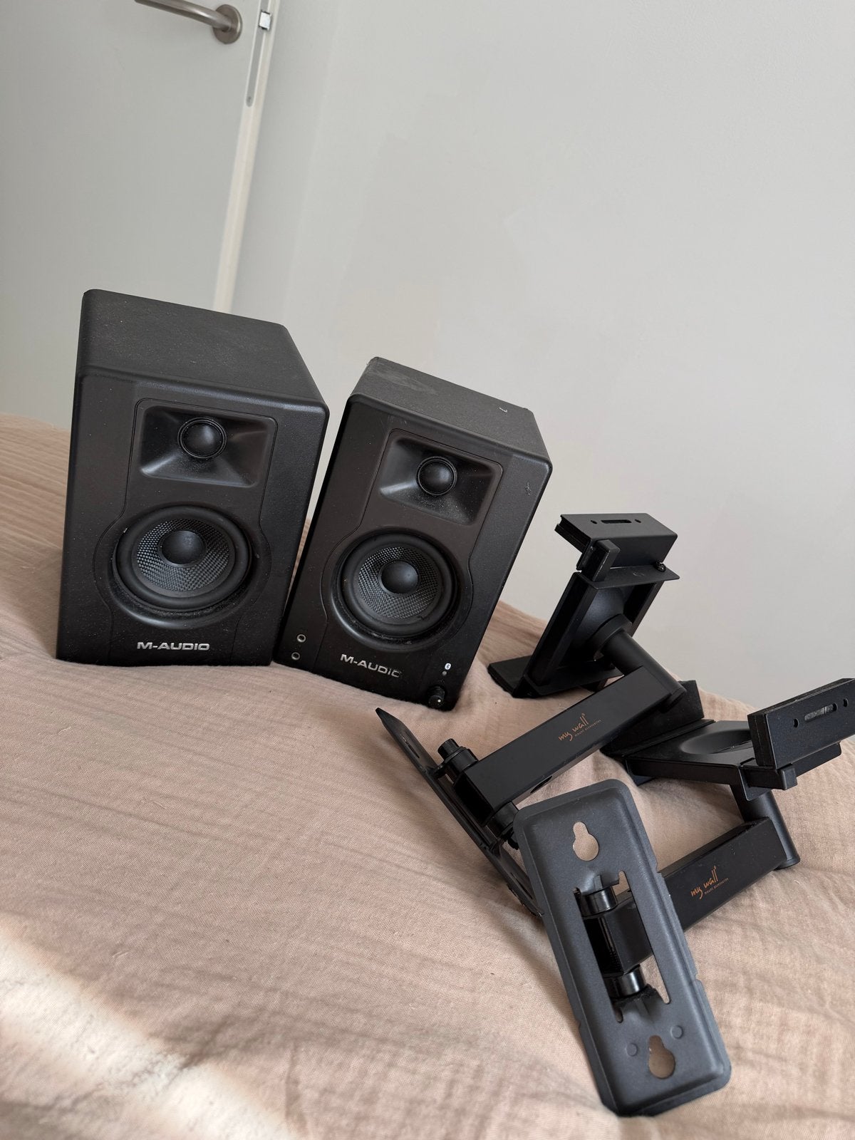 M-AUDIO BX3BT Bluetooth Multimedia Monitoren + Muurbeugels